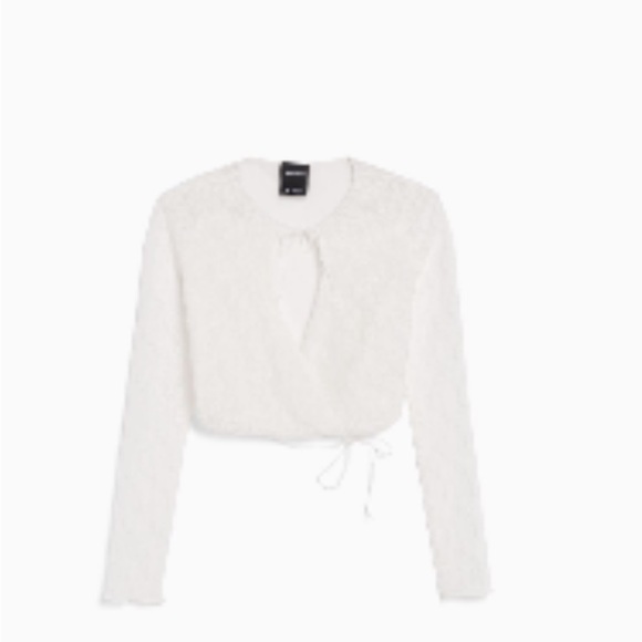 Blond Lace long sleeve T-shirt with a crossover necklineT-Shirts-Woman | Bershka - Picture 5 of 11